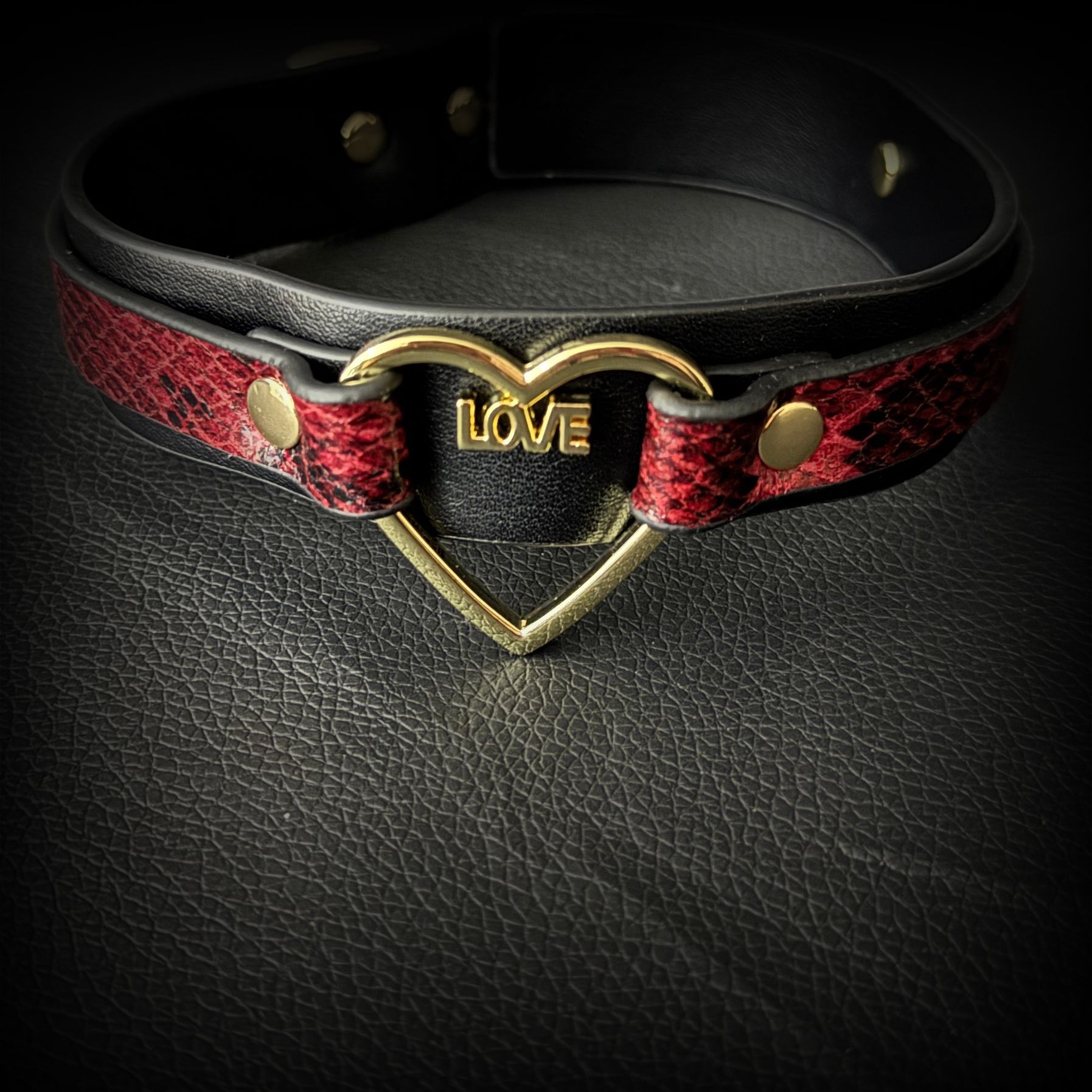 Daluse [Amorette] Gold Heart Ring Red Black Snake Pattern Double Leather Choker