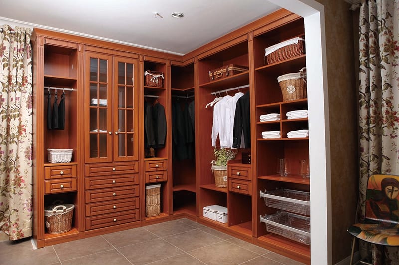 Solid Wood Door Wardrobe with Soft-Close Hinges | Customizable Modern Storage for Bedroom